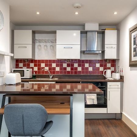 Riverside 1 Bed Basement Flat Near Hampton Court Palace อีสต์โมลเซย์ ภายนอก รูปภาพ