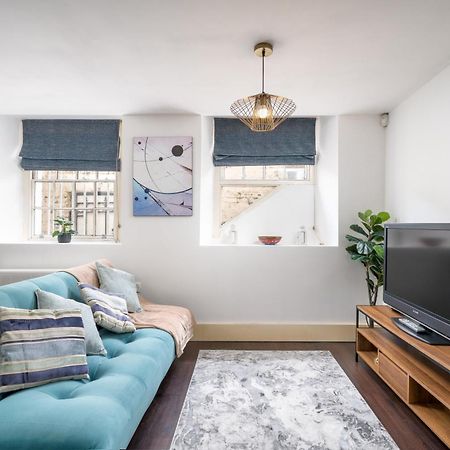 Riverside 1 Bed Basement Flat Near Hampton Court Palace อีสต์โมลเซย์ ภายนอก รูปภาพ