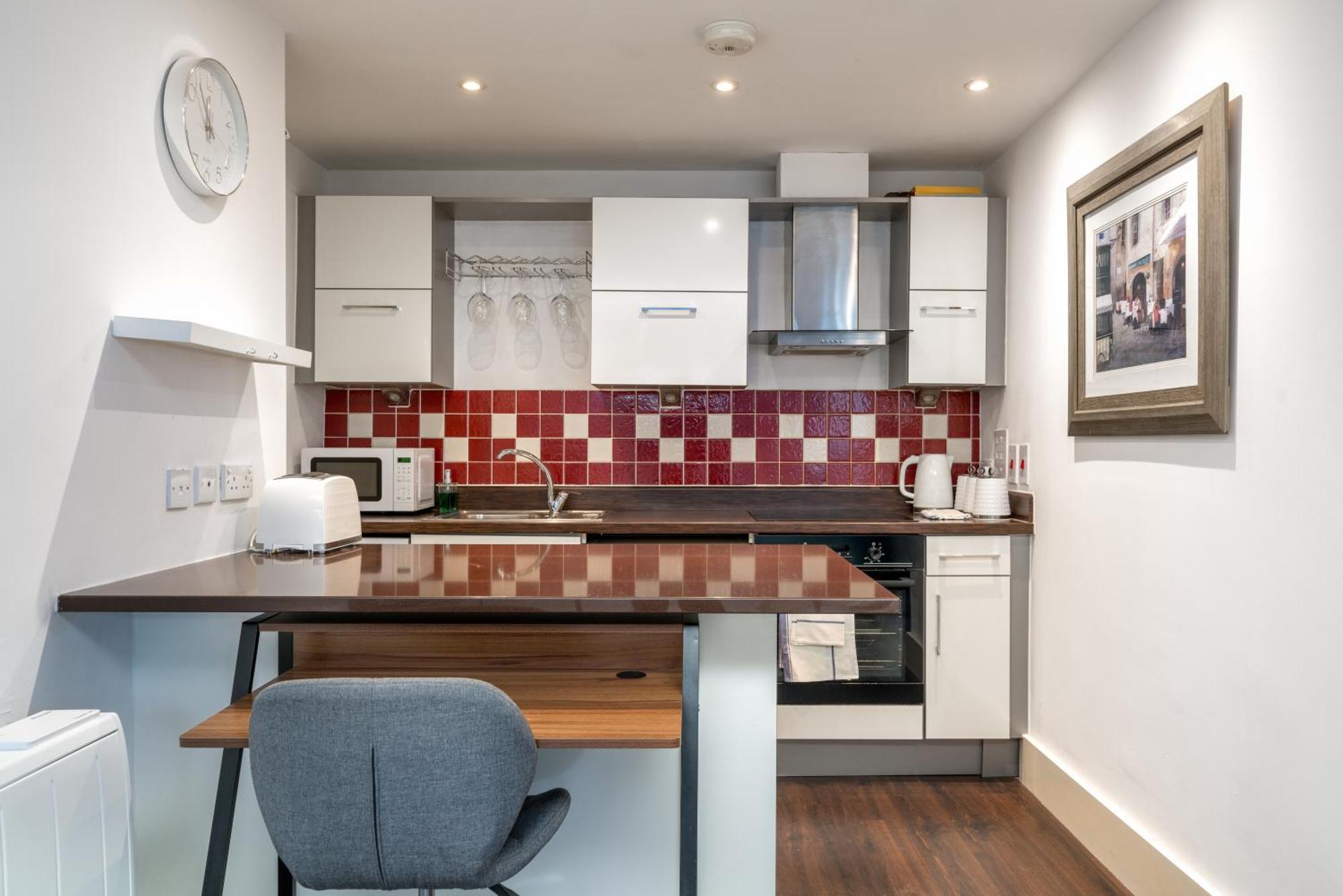 Riverside 1 Bed Basement Flat Near Hampton Court Palace อีสต์โมลเซย์ ภายนอก รูปภาพ