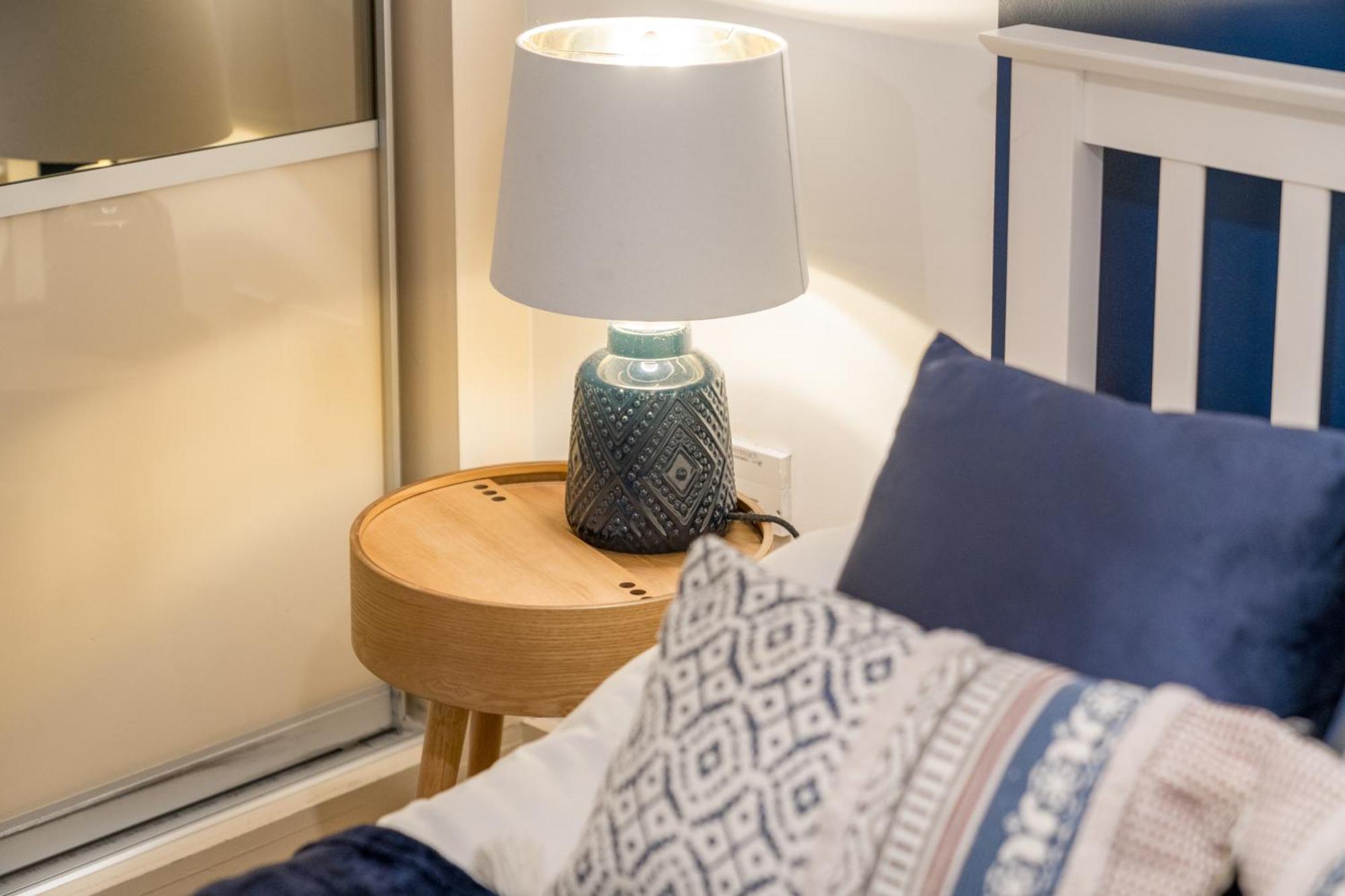 Riverside 1 Bed Basement Flat Near Hampton Court Palace อีสต์โมลเซย์ ภายนอก รูปภาพ