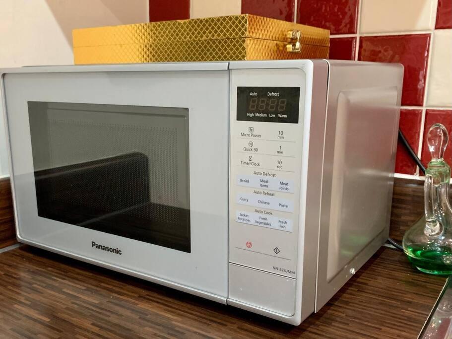 Riverside 1 Bed Basement Flat Near Hampton Court Palace อีสต์โมลเซย์ ภายนอก รูปภาพ