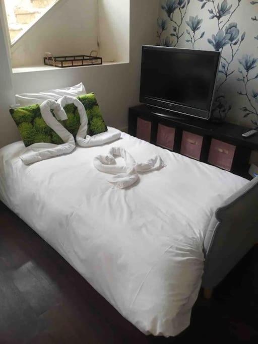 Riverside 1 Bed Basement Flat Near Hampton Court Palace อีสต์โมลเซย์ ภายนอก รูปภาพ