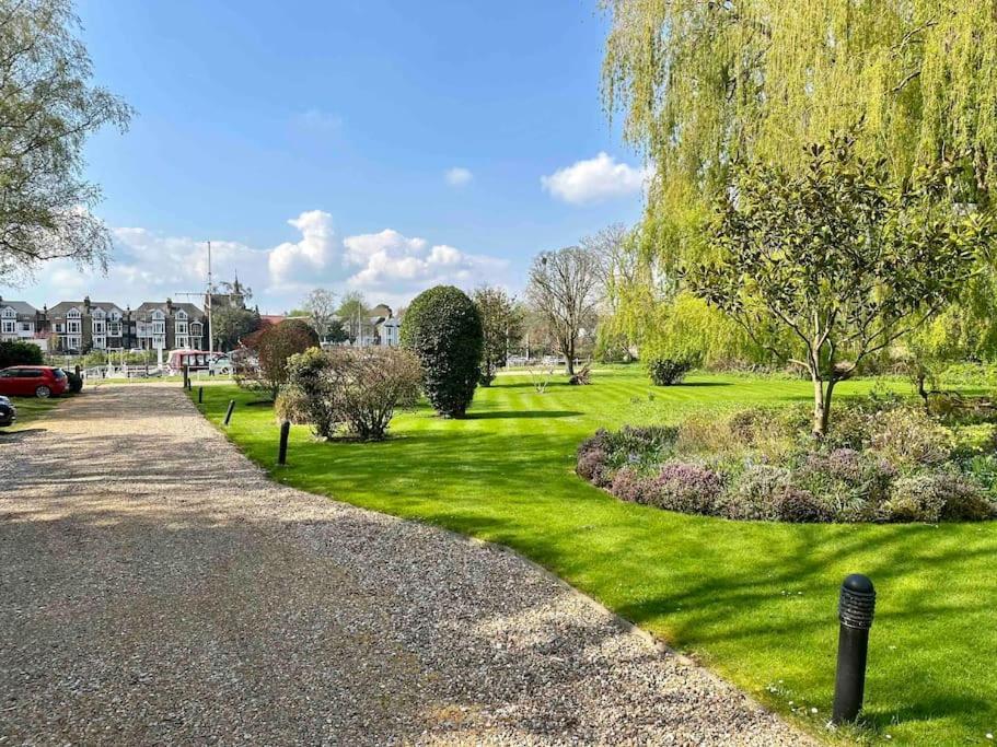 Riverside 1 Bed Basement Flat Near Hampton Court Palace อีสต์โมลเซย์ ภายนอก รูปภาพ