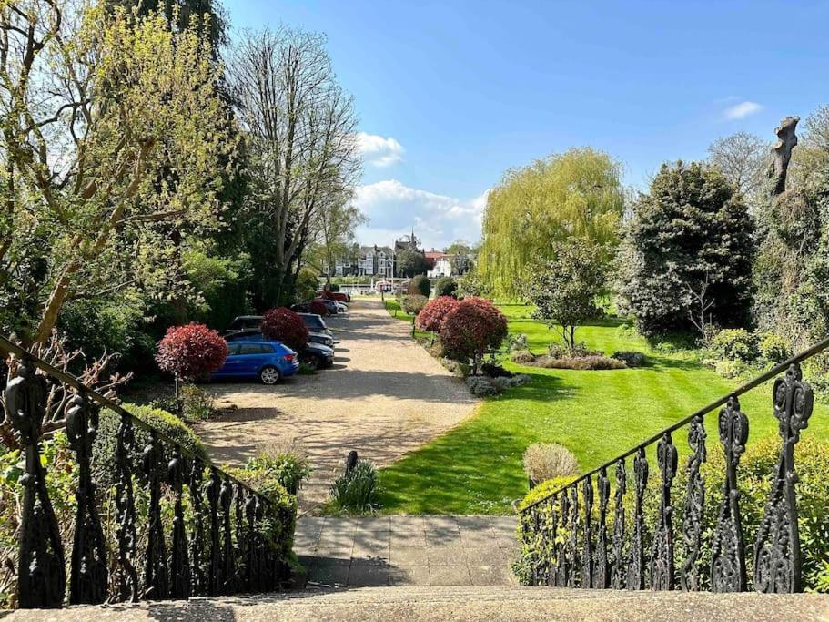 Riverside 1 Bed Basement Flat Near Hampton Court Palace อีสต์โมลเซย์ ภายนอก รูปภาพ
