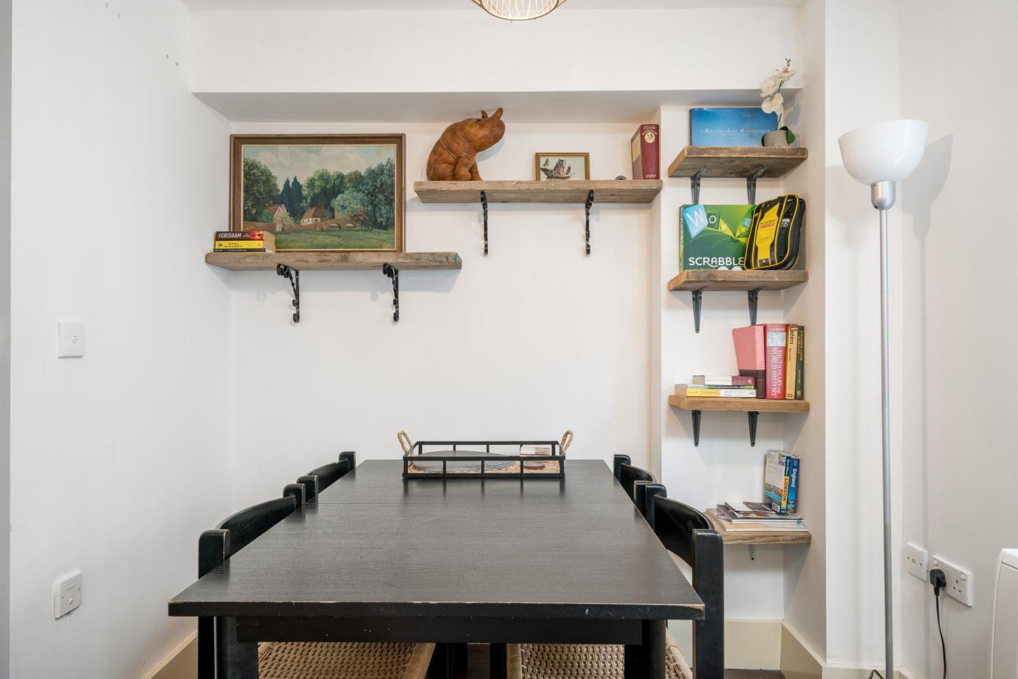 Riverside 1 Bed Basement Flat Near Hampton Court Palace อีสต์โมลเซย์ ภายนอก รูปภาพ