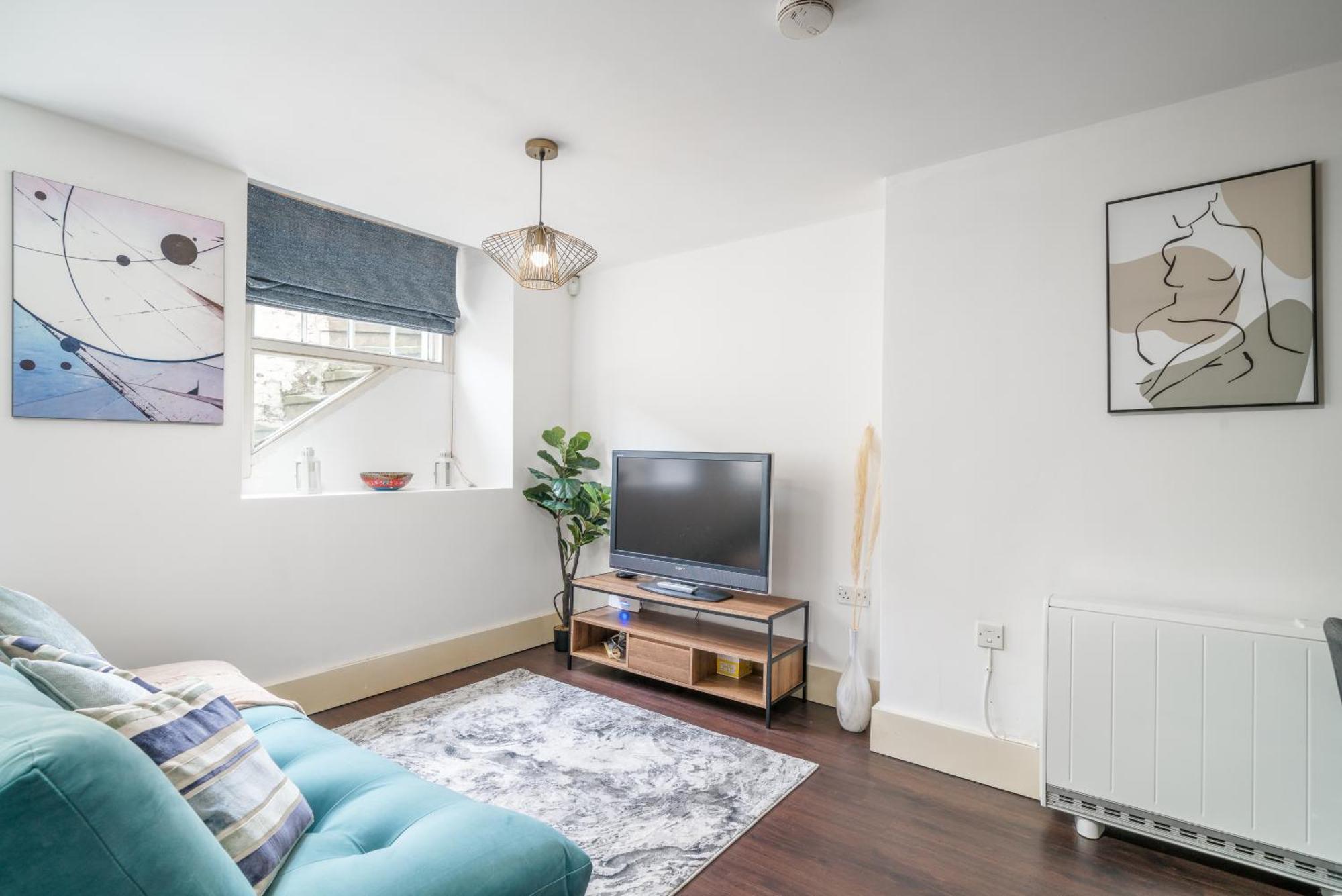 Riverside 1 Bed Basement Flat Near Hampton Court Palace อีสต์โมลเซย์ ภายนอก รูปภาพ