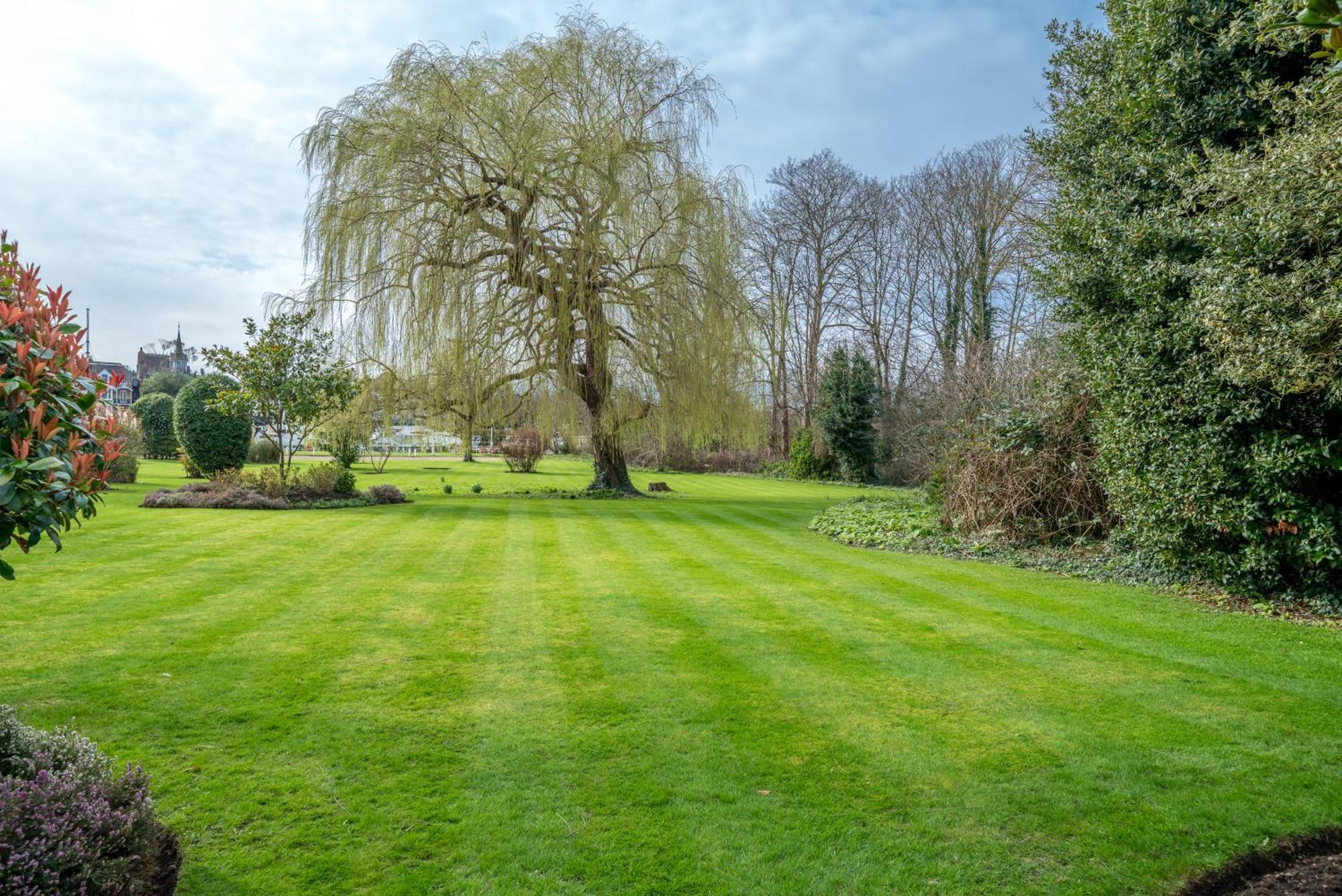 Riverside 1 Bed Basement Flat Near Hampton Court Palace อีสต์โมลเซย์ ภายนอก รูปภาพ