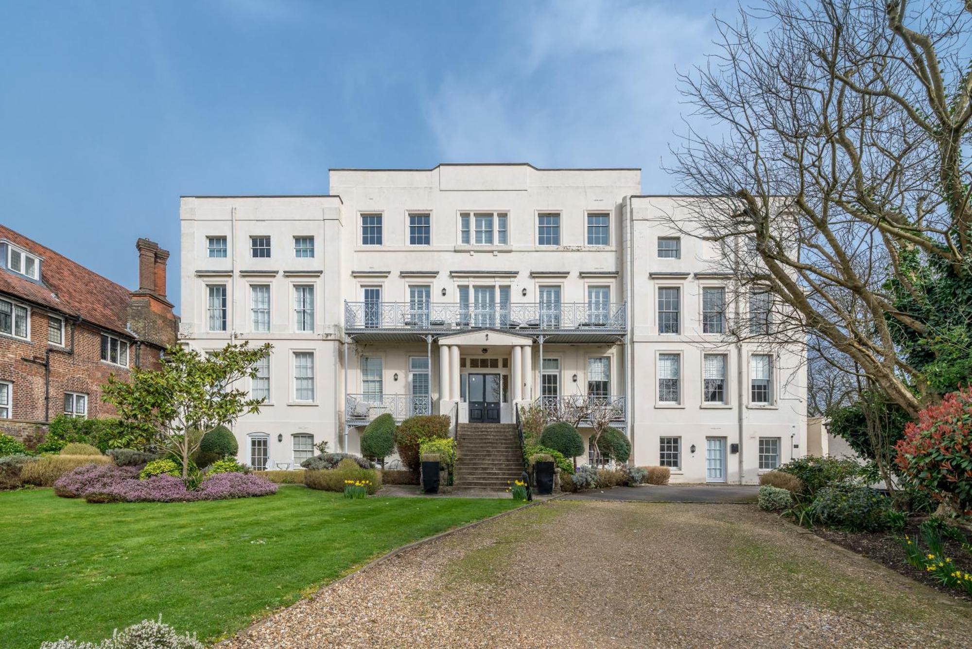 Riverside 1 Bed Basement Flat Near Hampton Court Palace อีสต์โมลเซย์ ภายนอก รูปภาพ